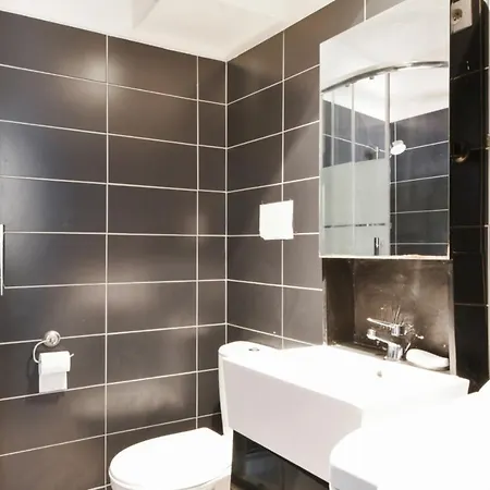 Cozy Flat Close To Stations And Old - Welkeys Apartman